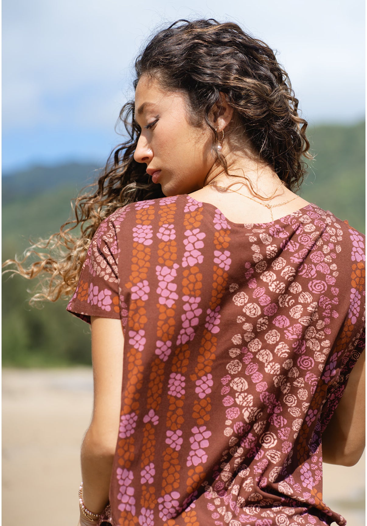 Kahelelani Punahele Short Sleeve Top in Maku'e